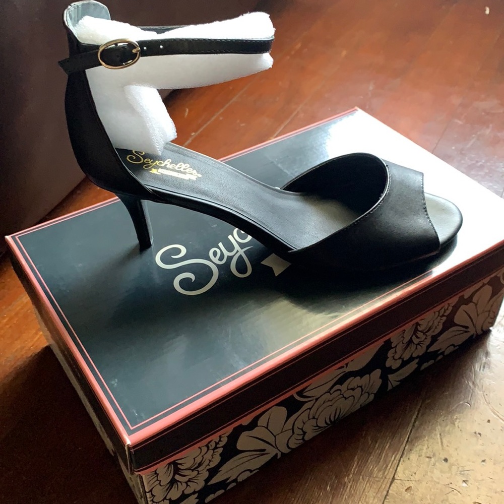 Brand NEW in original box size 8 1/2 black heels